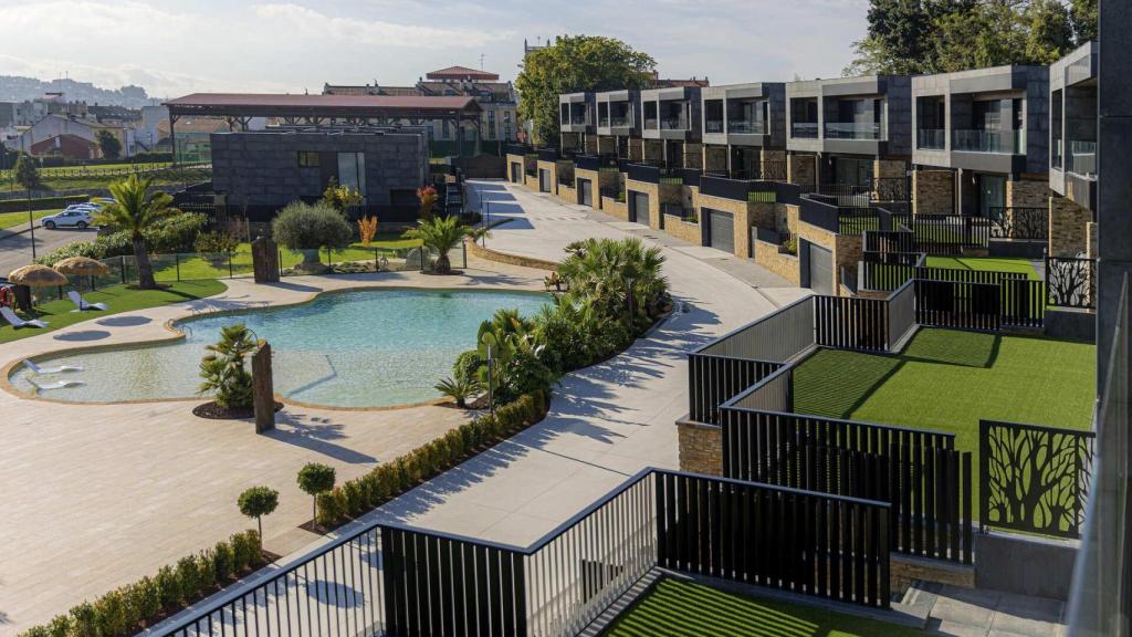 Una urbanización con piscina
