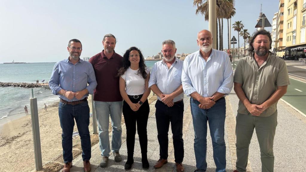 Juan Franco (izquierda) junto con Laura Román, Javier Vidal y otros compañeros del partido, esta semana en Cádiz.
