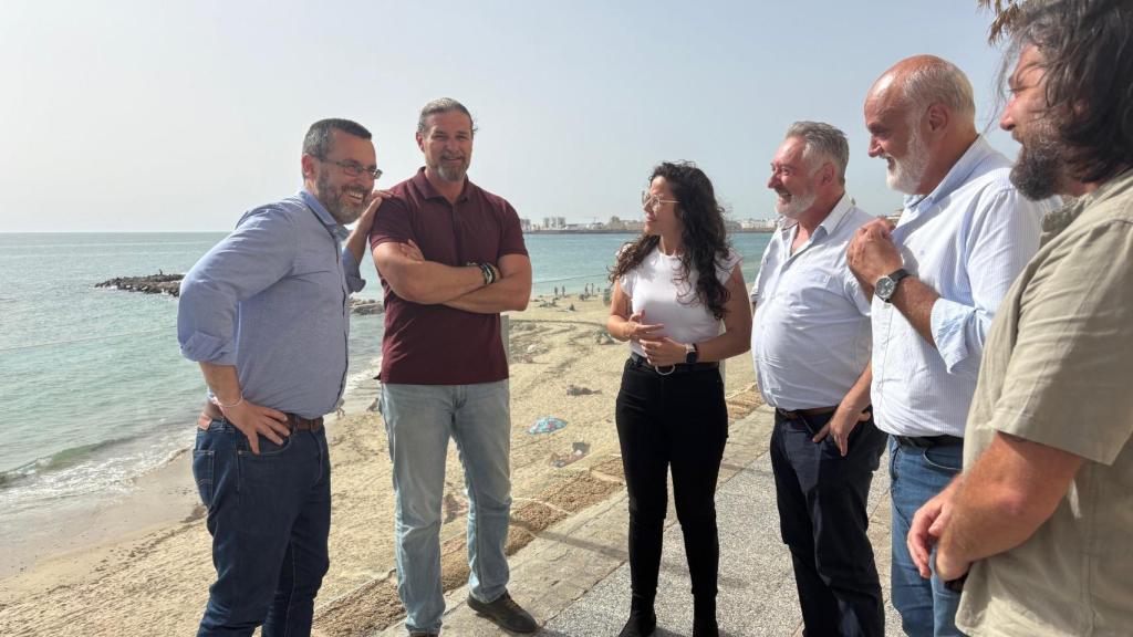 Juan Franco y la candidata de 100x100 Unidos, Laura Román, y otros miembros del partido, en el paseo marítimo de Cádiz.