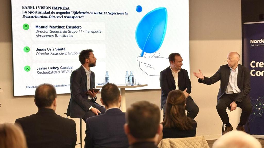 Javier Cebey, gestor de financiación sostenible de BBVA en Galicia; Manuel Martínez, director general del Grupo TT; y Jesús Uriz, director financiero del Grupo Monbus