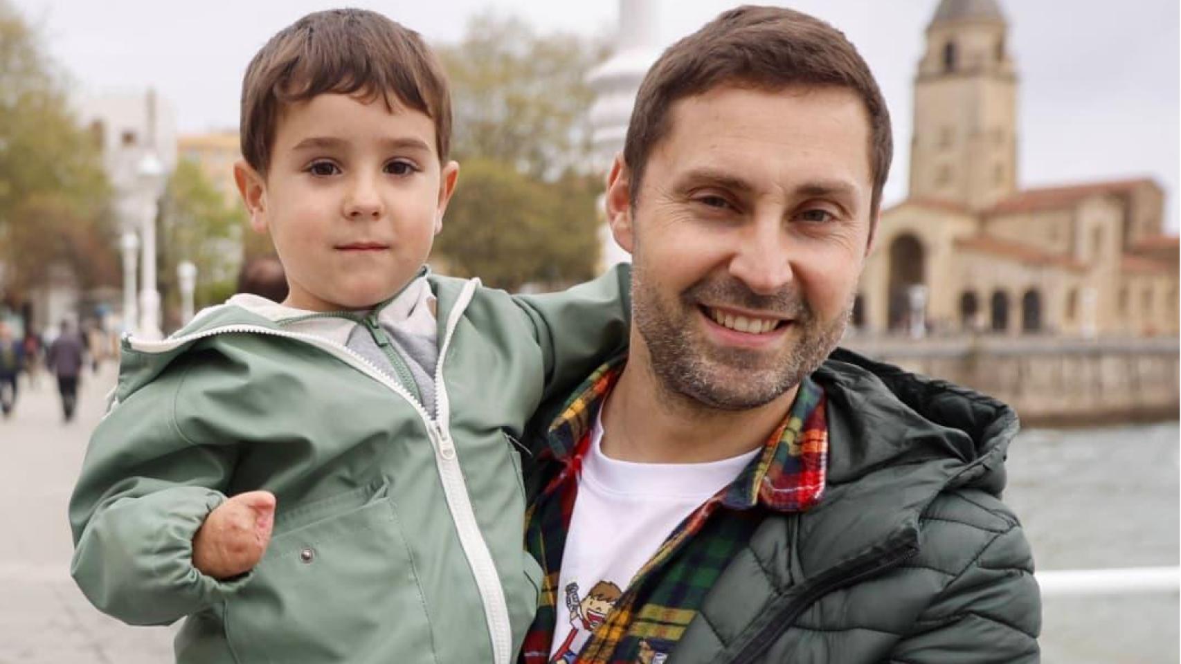 Mael y su padre, Pablo, en una fotografía cedida.