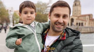Mael y su padre, Pablo, en una fotografía cedida.