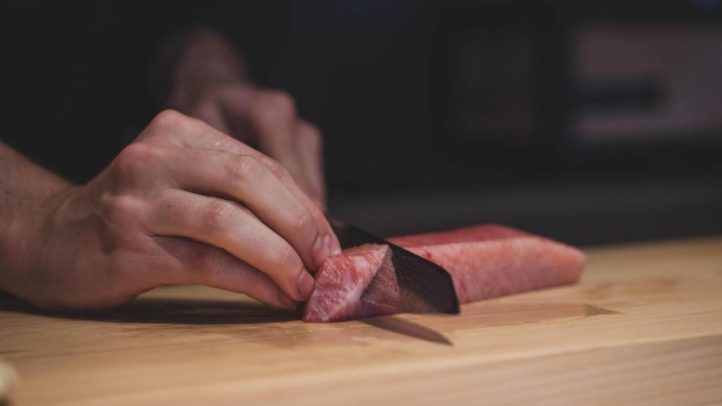 En la barra se ve trabajar en todo momento al sushi man.