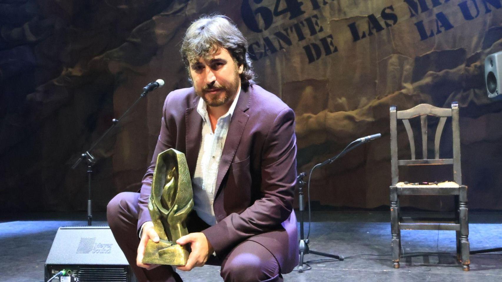 Gregorio Moya, posa con el trofeo tras su triunfo en el certamen flamenco de La Unión.