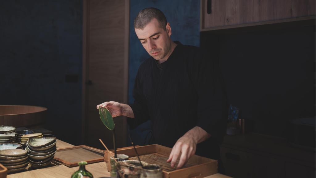 Manu Arévalo preparando sushi.