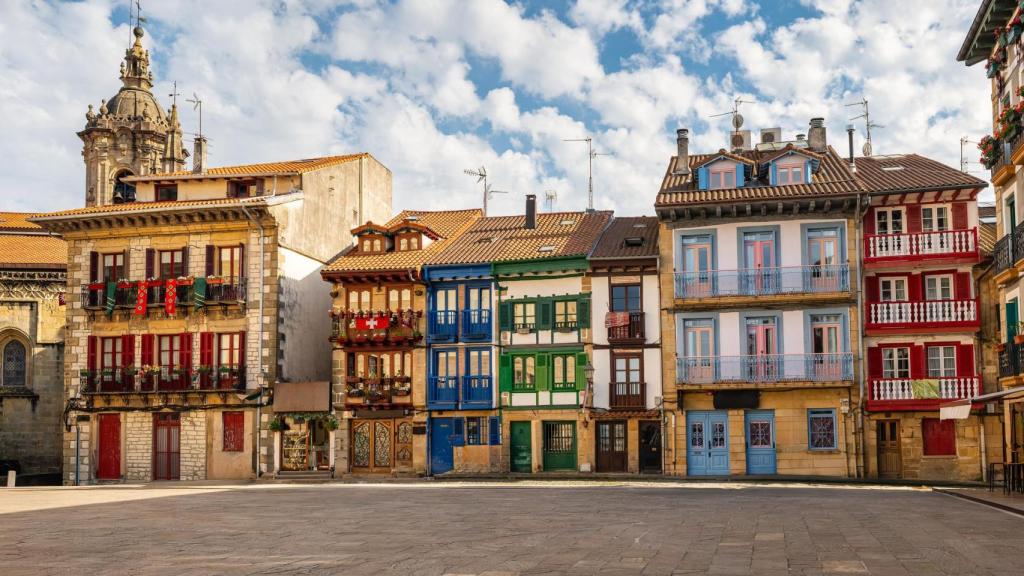 Plaza principal de la ciudad vasca de Hondarribia, con sus pintorescas y coloridas casas y macetas, Guipúzcoa, España