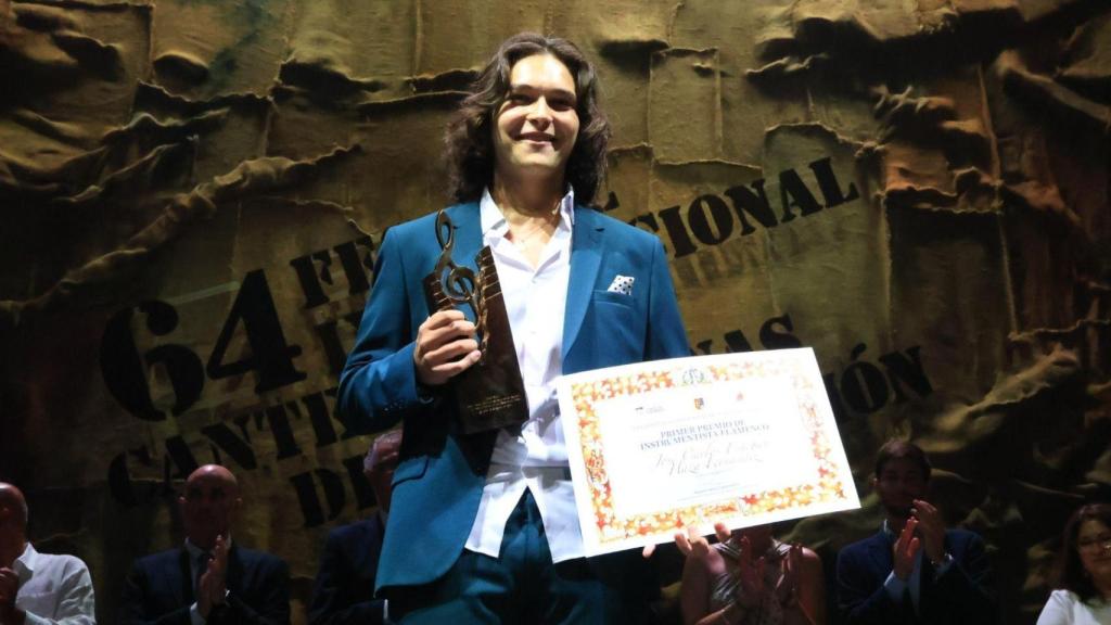 El ganador del Filón con el trofeo y el diploma tras su triunfo en el Cante de las Minas de La Unión.