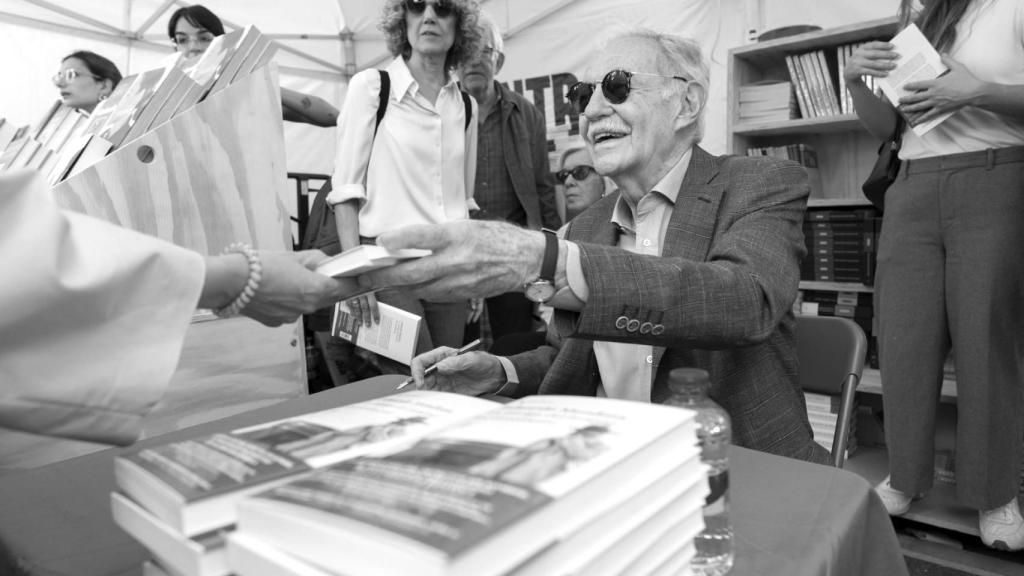 El escritor Eduardo Mendoza firma libros durante la diada de Sant Jordi.