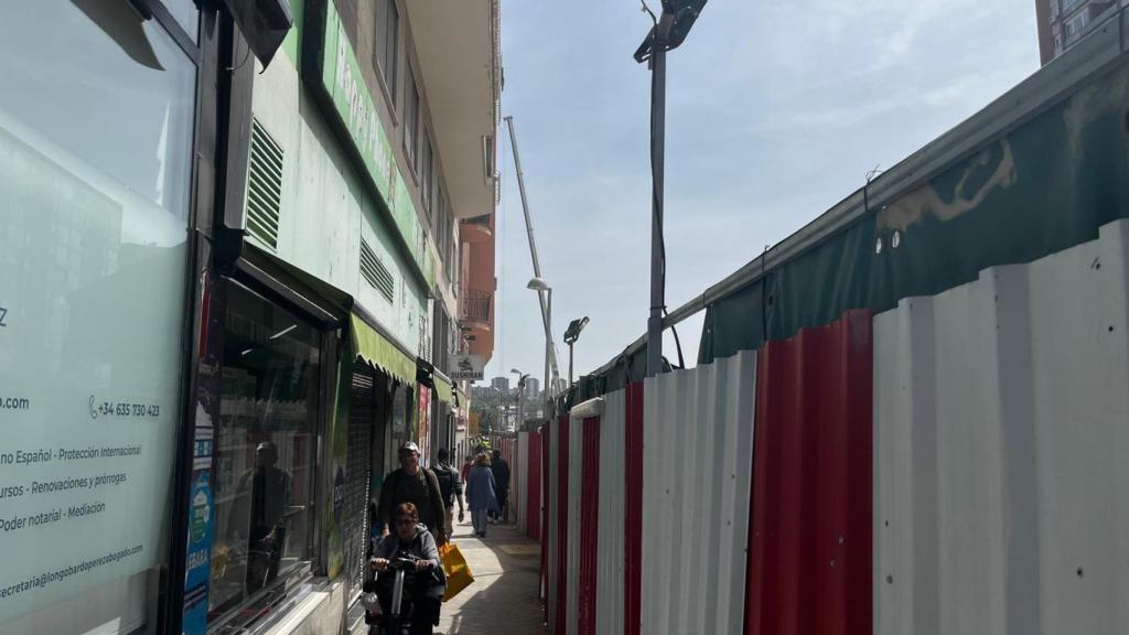 Imagen del camino que hay al lado de la obra