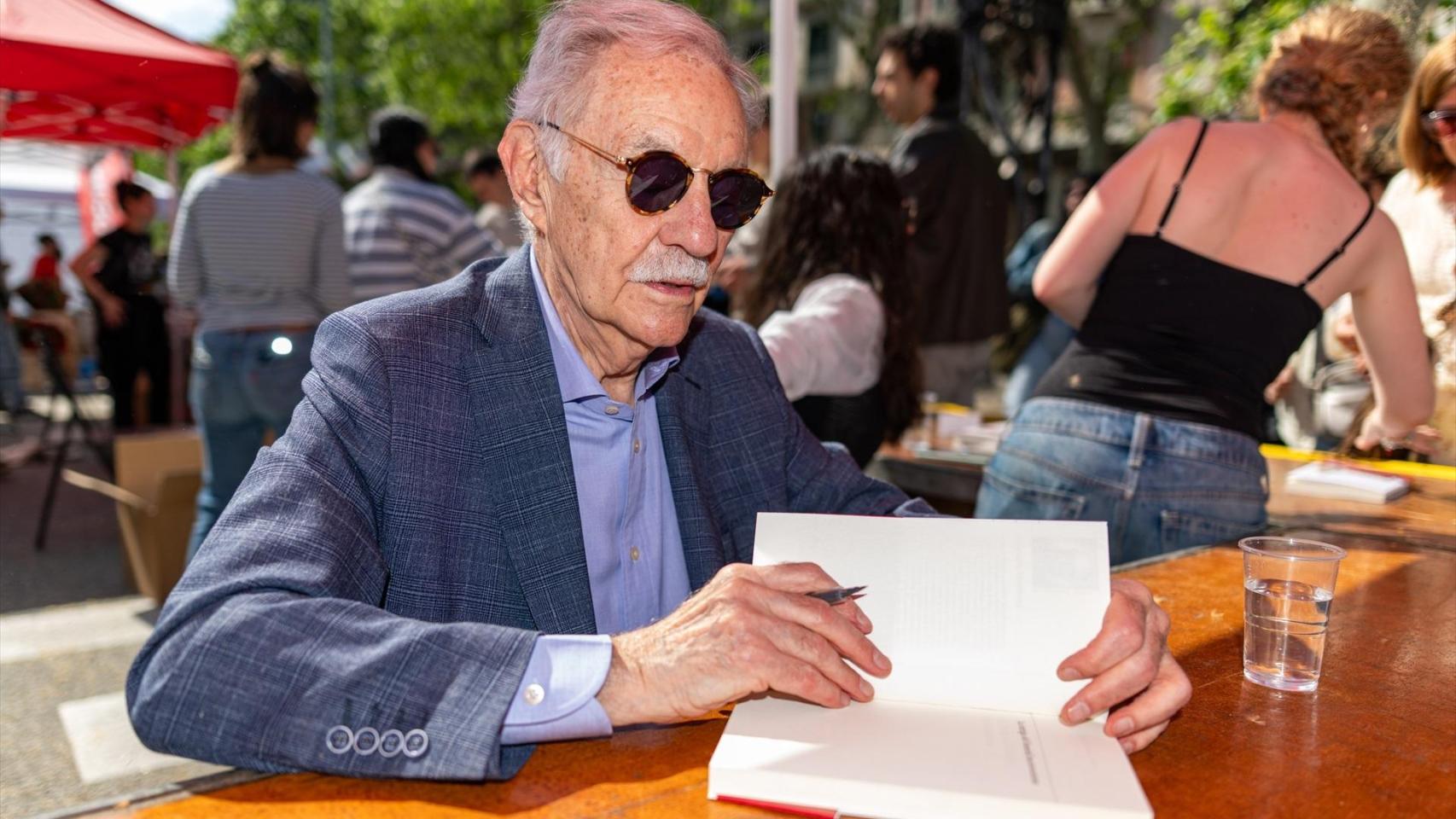Eduardo Mendoza firmando libros en Barcelona por el día de Sant Jordi. Foto: Lorena Sopêna / Europa Press