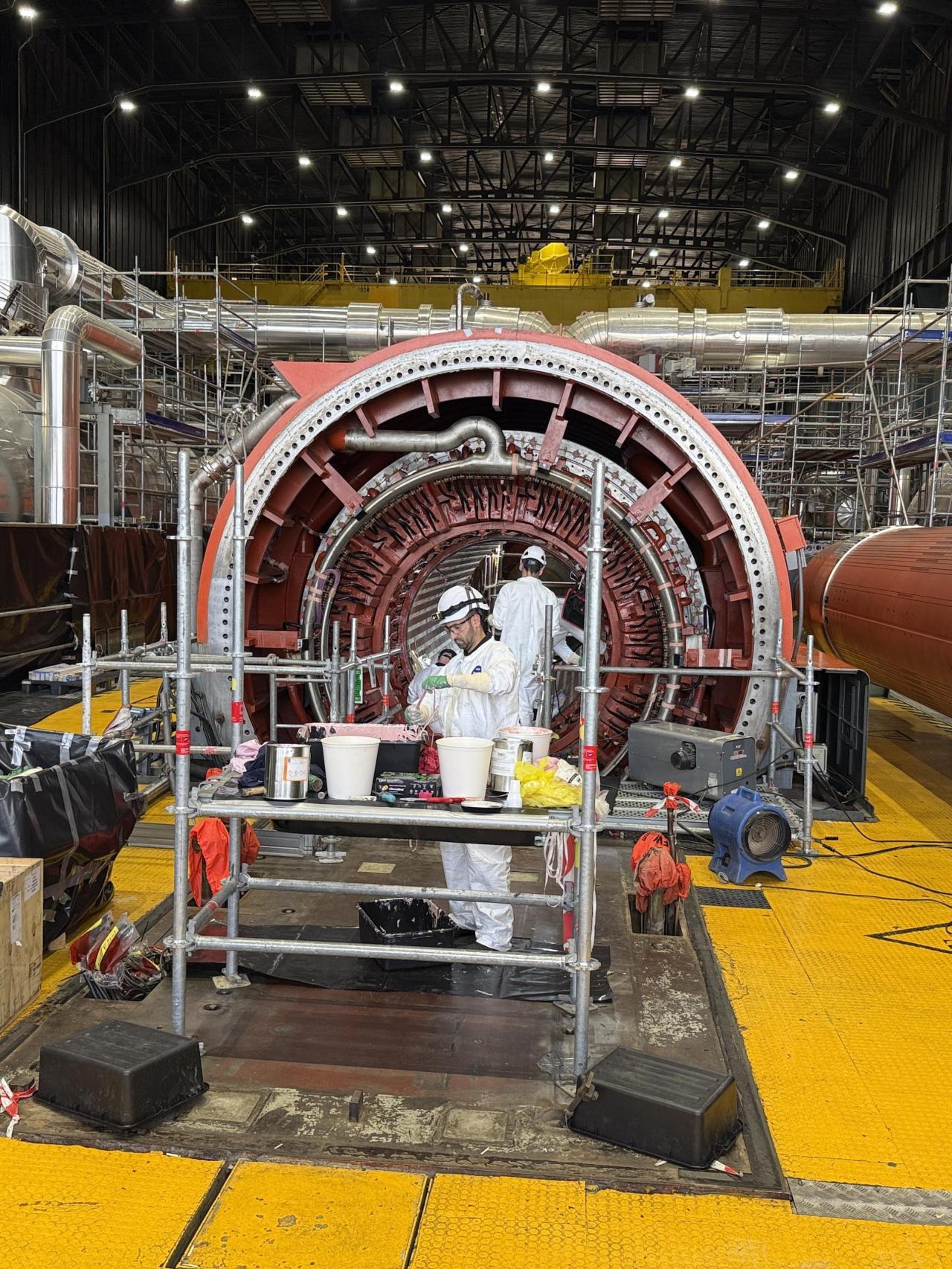 Renovación del alternador de la turbina del reactor 1 de la central nuclear de Almaraz.jpeg