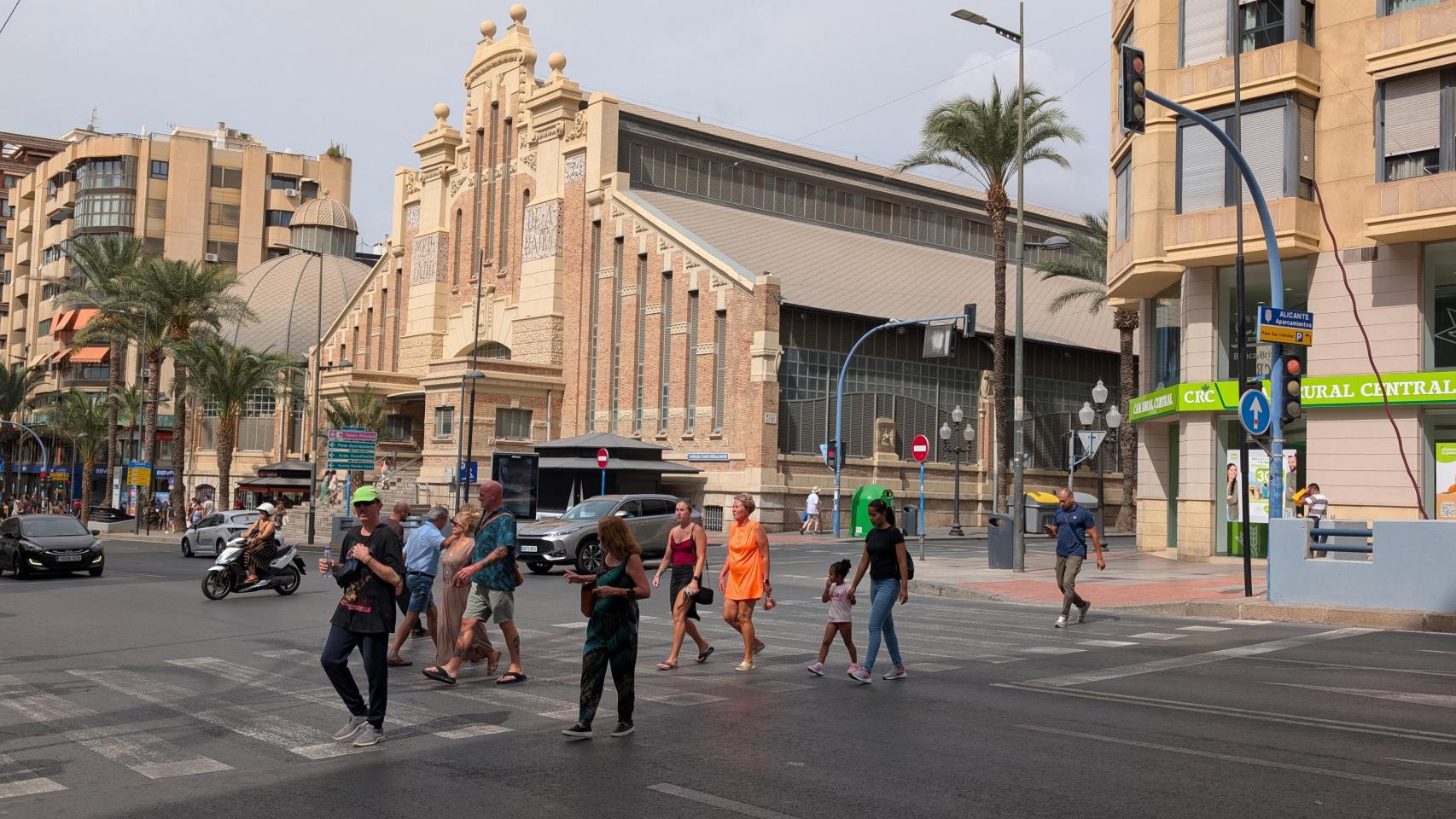 Gente paseando por la calle en el centro de la ciudad de Alicante.