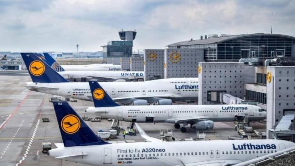 Una foto de archivo de varios aviones de Lufthansa.