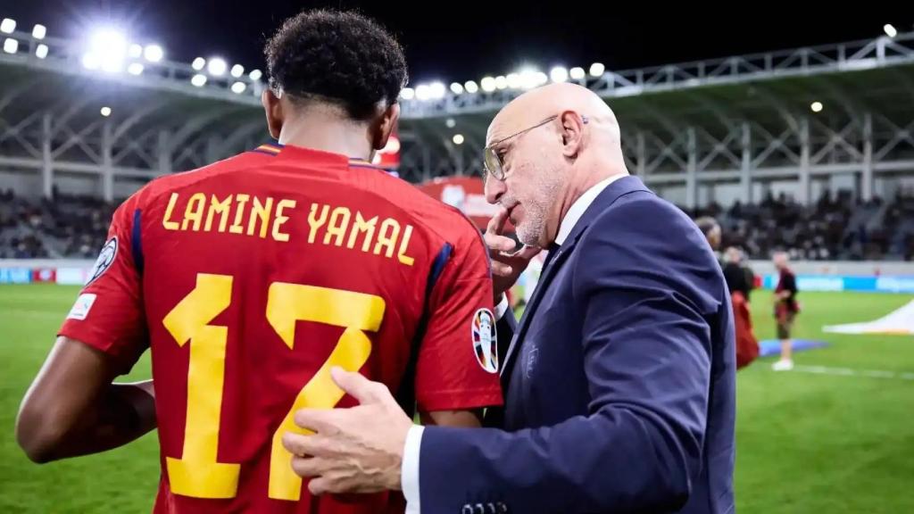 Luis de la Fuente da instrucciones a Lamine durante un partido con la Selección.