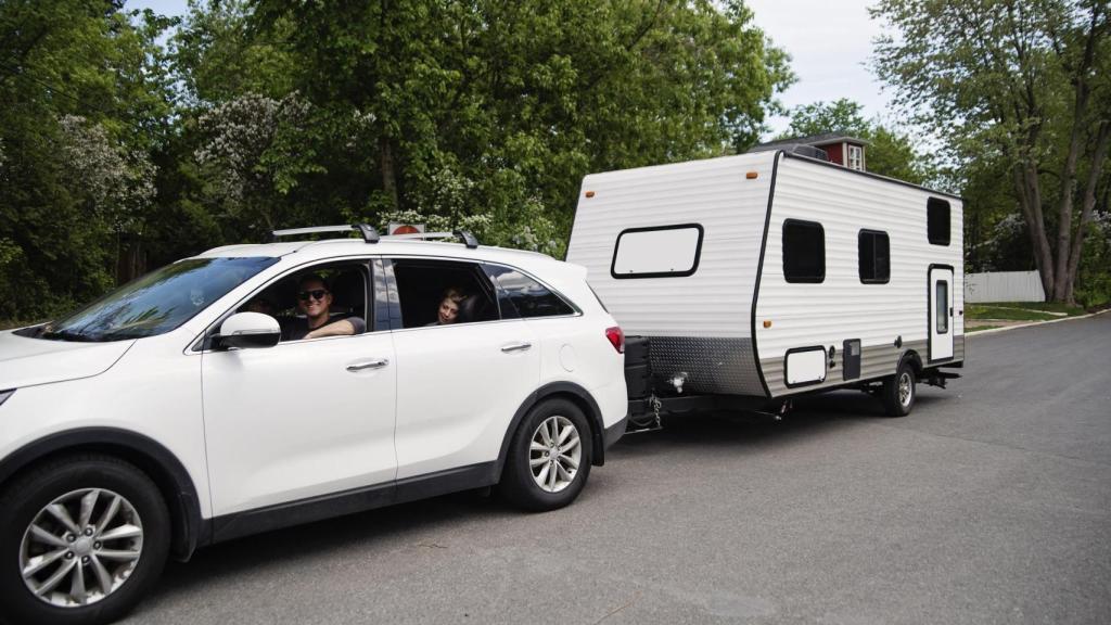 Una familia de viaje con una caravana