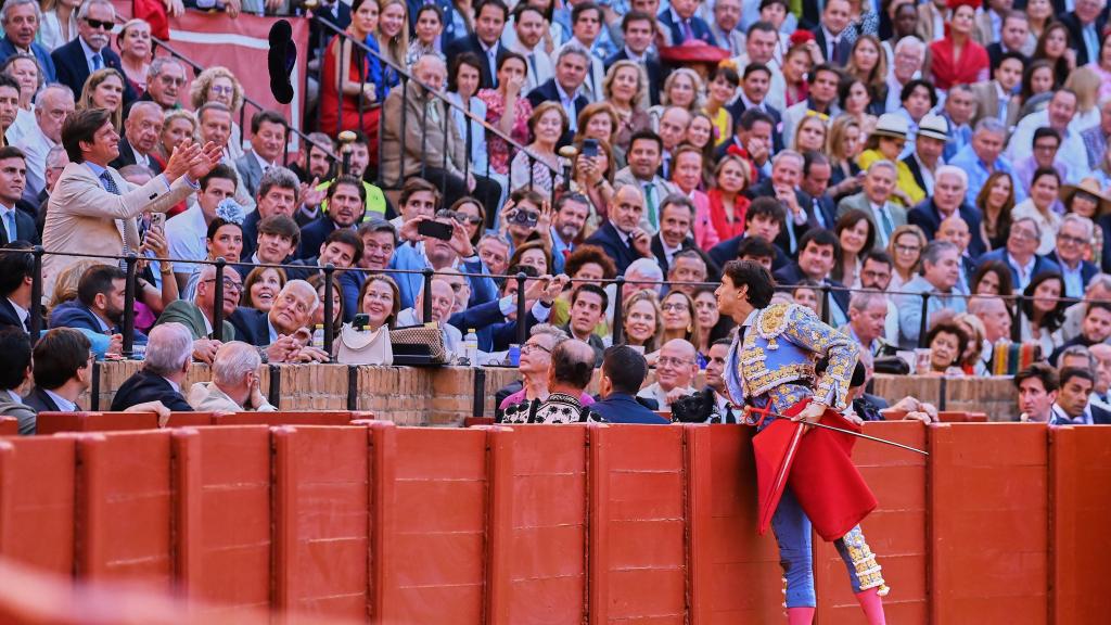 Andrés Roca Rey brinda el toro que le hirió a Julián López 'El Juli'.