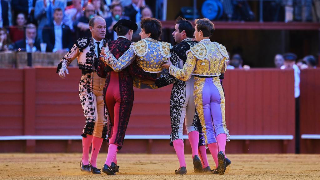 El torero Roca Rey es trasladado a la enfermería de la plaza de toros de Sevilla.
