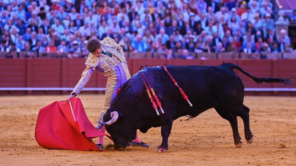 Javier Zulueta pega un derechazo en la Maestranza de Sevilla.