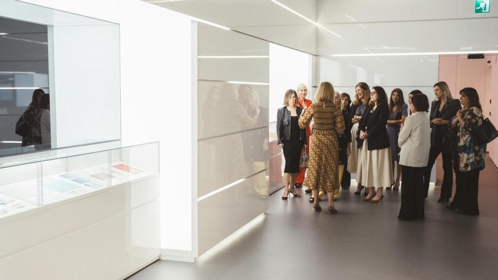 Las asistentes al acto han hecho una visita a la Real Casa de la Moneda junto a una guía de excelencia, Isabel Valldecabres, su presidenta-directora general.