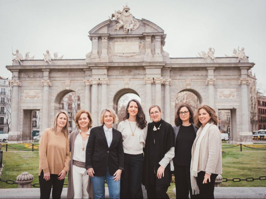 El equipo de trabajo delante de una de sus obras: la restauración de la Puerta de Alcalá.