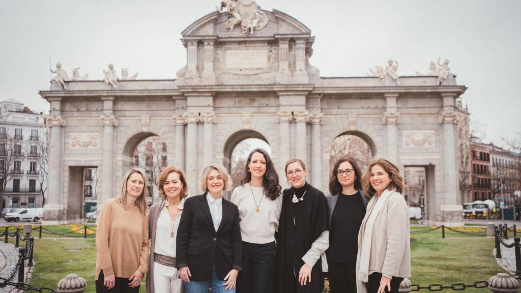 El equipo de trabajo delante de una de sus obras: la restauración de la Puerta de Alcalá.