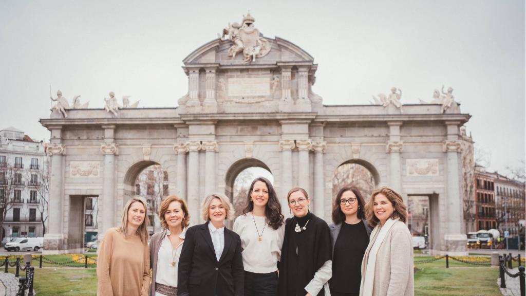 El equipo de trabajo delante de una de sus obras: la restauración de la Puerta de Alcalá.