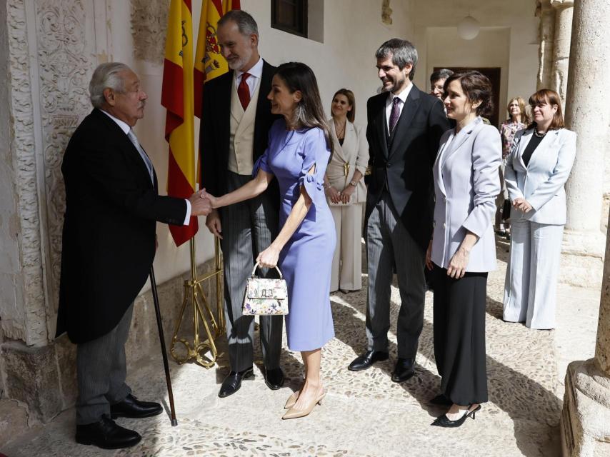 La Reina, con su bolso floral de Furla, saluda al escritor Gonzalo Celorio.