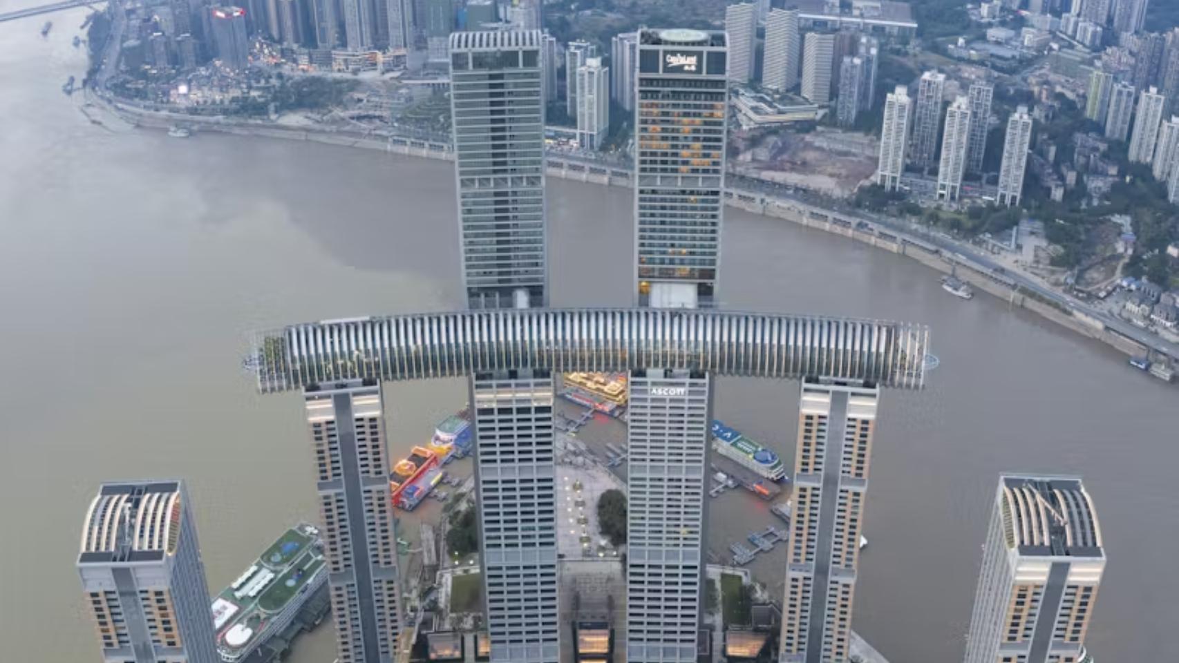 El complejo de edificios Raffles City en Chongqing, China.