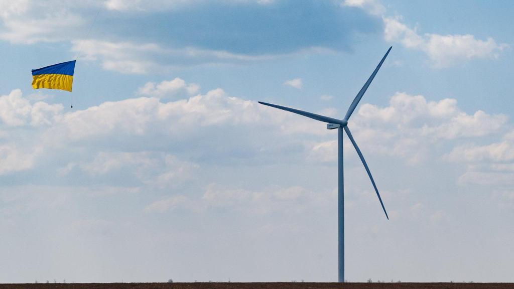 La bandera de Ucrania ondea cerca de una turbina eólica en una imagen de archivo