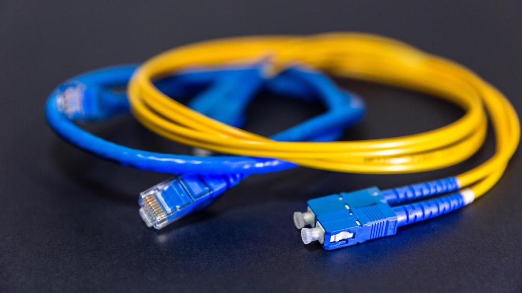Imagen de cables de fibra óptica y datos.