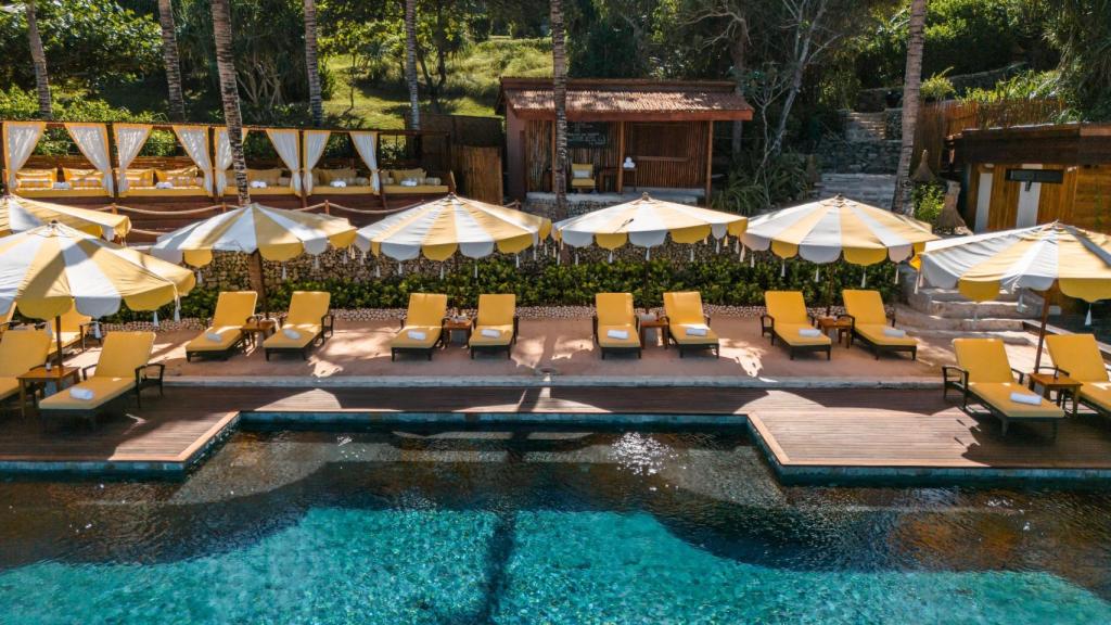 Nio Beach se extiende hasta la piscina, desde donde también puedes almorzar.
