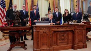 El embajador de Israel en Estados Unidos, Yechiel Leiter, el embajador de Estados Unidos en Líbano , Michel Issa, la embajadora de Líbano en Estados Unidos, Nada Hamadeh Moawad, el presidente de Estados Unidos, Donald Trump, el secretario de Estado de Estados Unidos, Marco Rubio, y el vicepresidente de Estados Unidos, JD Vance, ofrecen una rueda de prensa en el Despacho Oval de la Casa Blanca en Washington, D.C., Estados Unidos, el 23 de abril de 2026