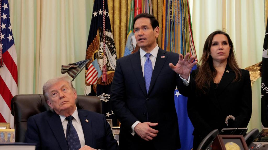 El secretario de Estado estadounidense, Marco Rubio, junto al presidente Donald Trump, habla con los medios de comunicación en el Despacho Oval de la Casa Blanca en Washington, D.C., EE. UU., el 23 de abril de 2026.