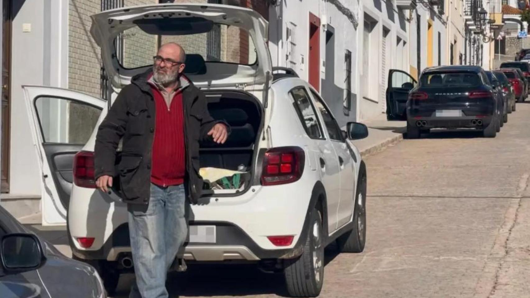 Juli, el presunto autor confeso del asesinato de Francisca Cadenas, en Hornachos, antes de ser arrestado y trasladado a prisión.