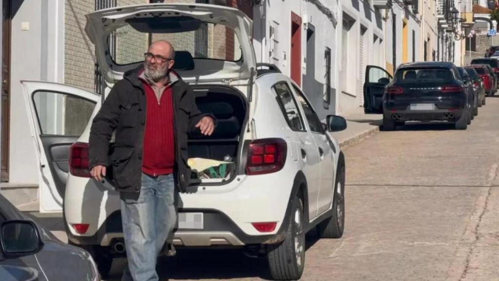 Juli, el presunto autor confeso del asesinato de Francisca Cadenas, en Hornachos, antes de ser arrestado y trasladado a prisión.
