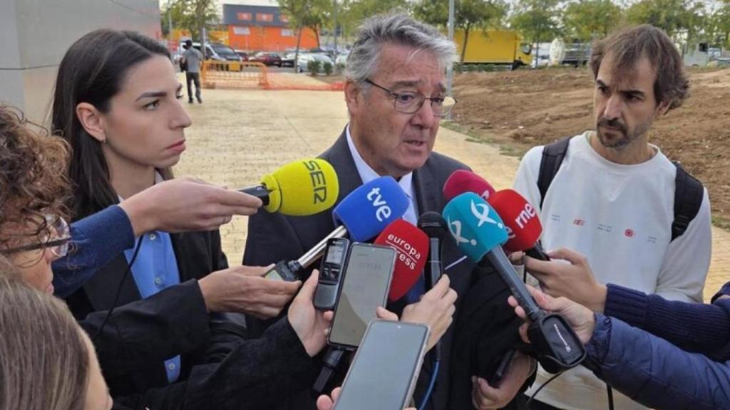 José Duarte, abogado de Julián González, atendiendo a un corrillo de periodistas por el crimen de Francisca Cadenas.