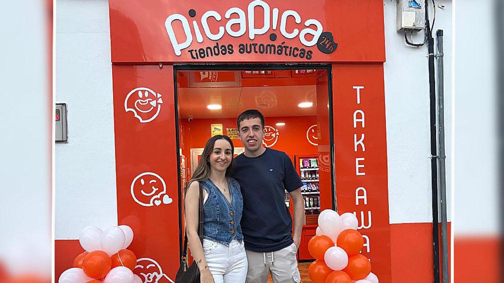 Lucía y Fabián junto a su nuevo negocio en Nava del Rey.