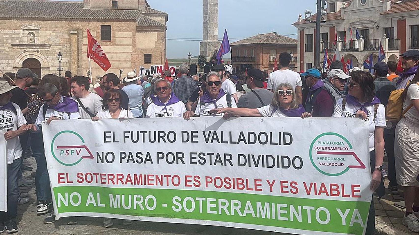 Miembros de la Plataforma Por el Soterramiento de Valladolid en Villalar.