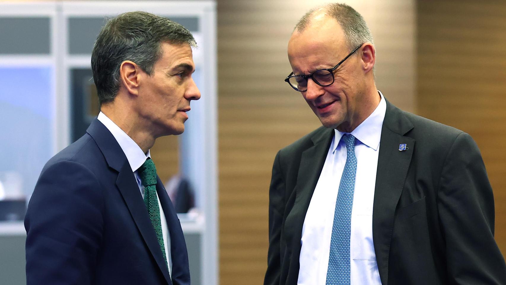 El presidente del Gobierno, Pedro Sánchez, conversa con el canciller Friedrich Merz durante la reunión informal de este viernes de líderes europeos en Nicosia