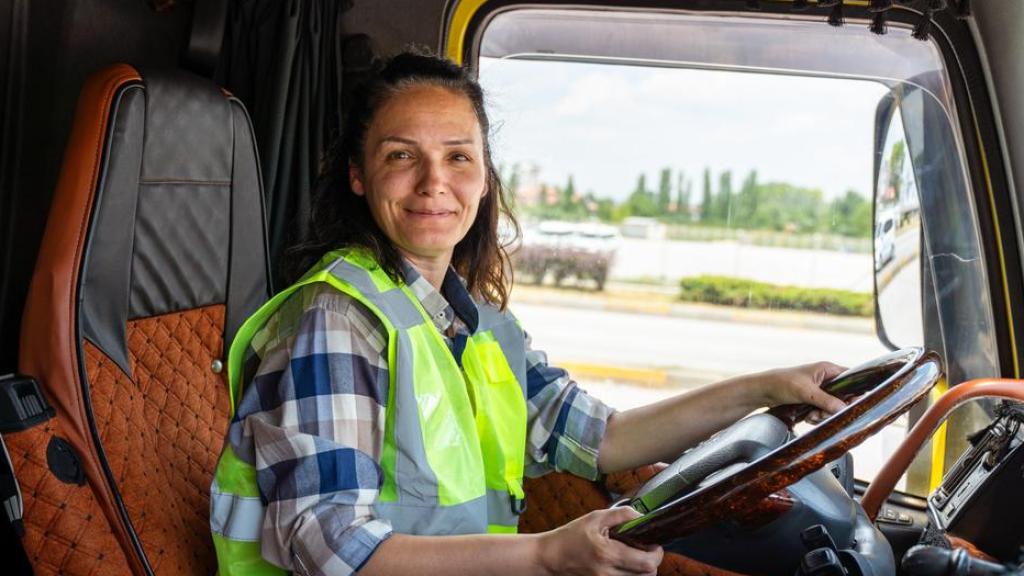 Imagen de una camionera al volante.