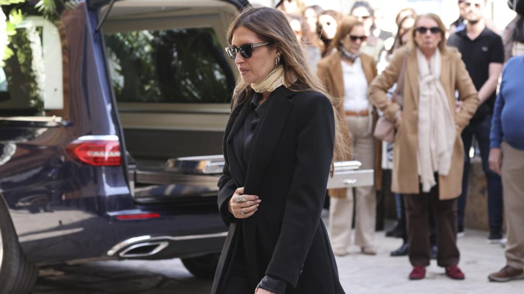 Sara Carbonero, el 13 de abril, en Corral, despidiéndose de su madre.