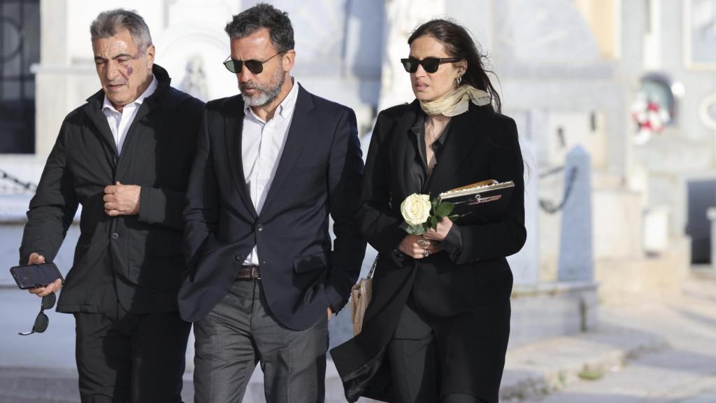 Sara con su pareja, Jota, y uno de los hermanos de Goyi.