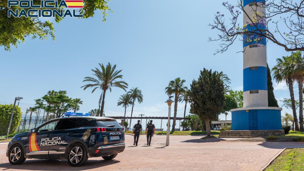 Un coche patrulla de la Policía Nacional en Vélez-Málaga.