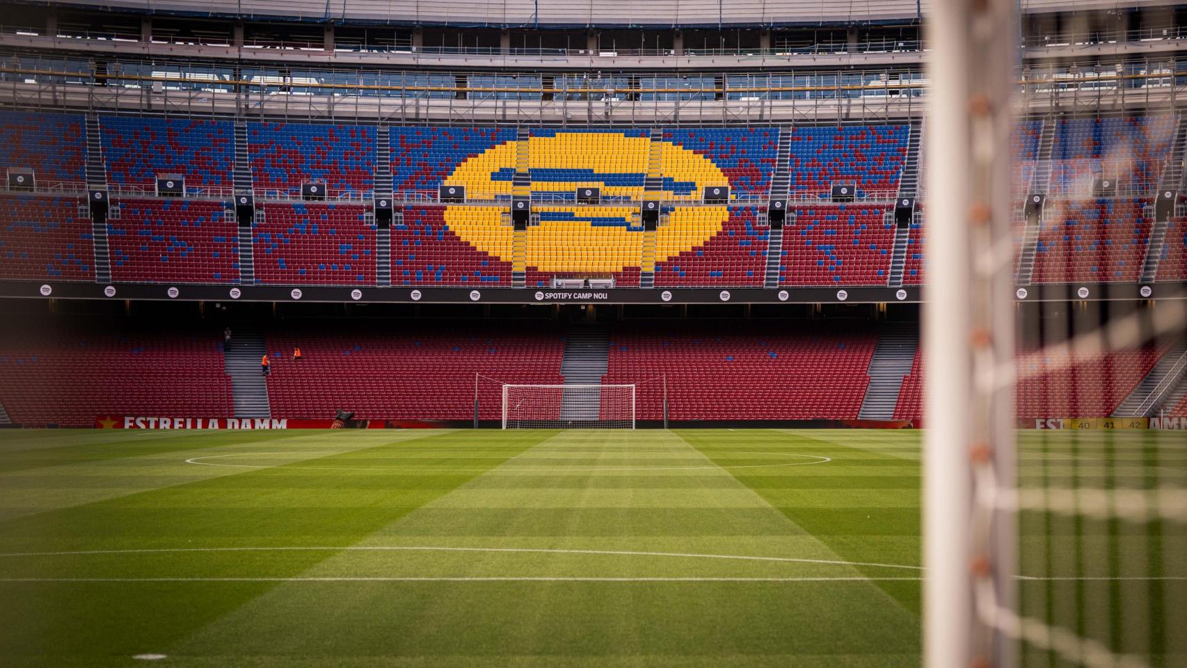 Imagen del Camp Nou tomada desde uno de sus fondos.