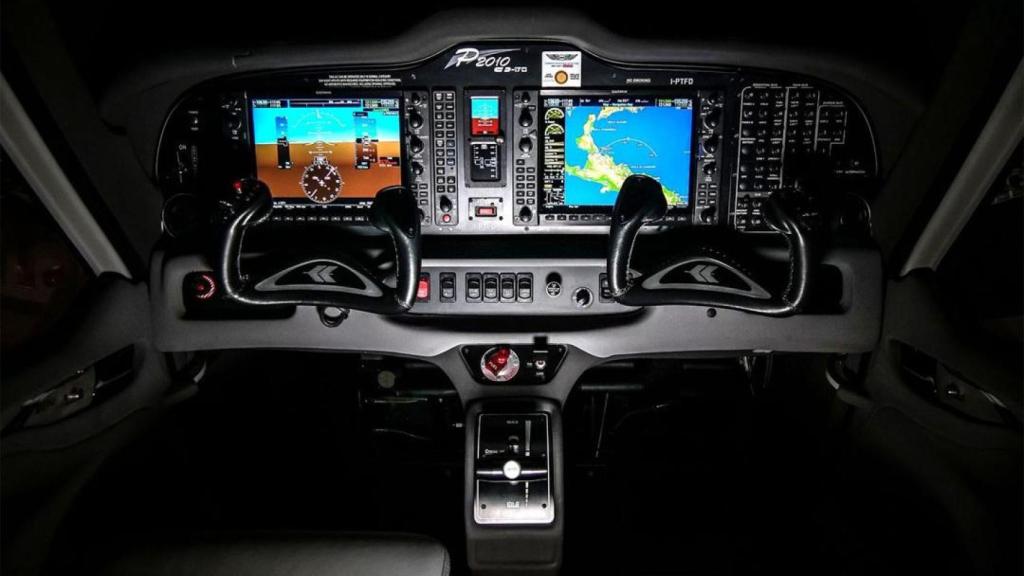 Interión de un avión Tecnam P2010 TDI.