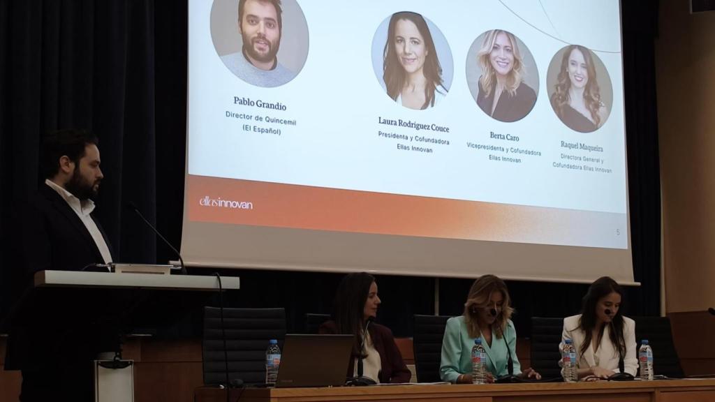 Pablo Grandío, director de Quincemil, con las fundadoras de Ellas Innovan