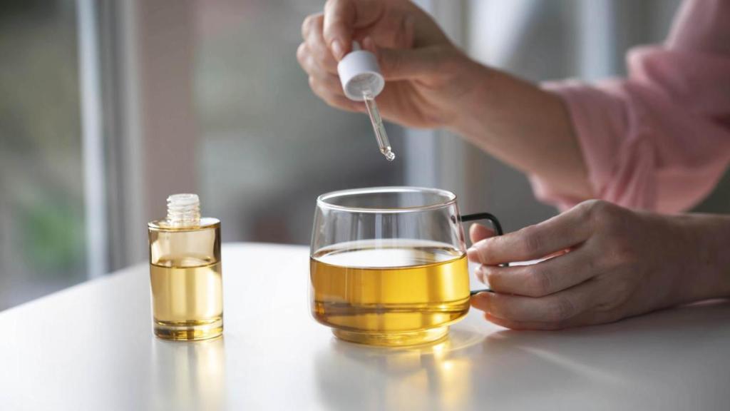 Una persona vierte unas gotas de un líquido homeopático en su infusión.