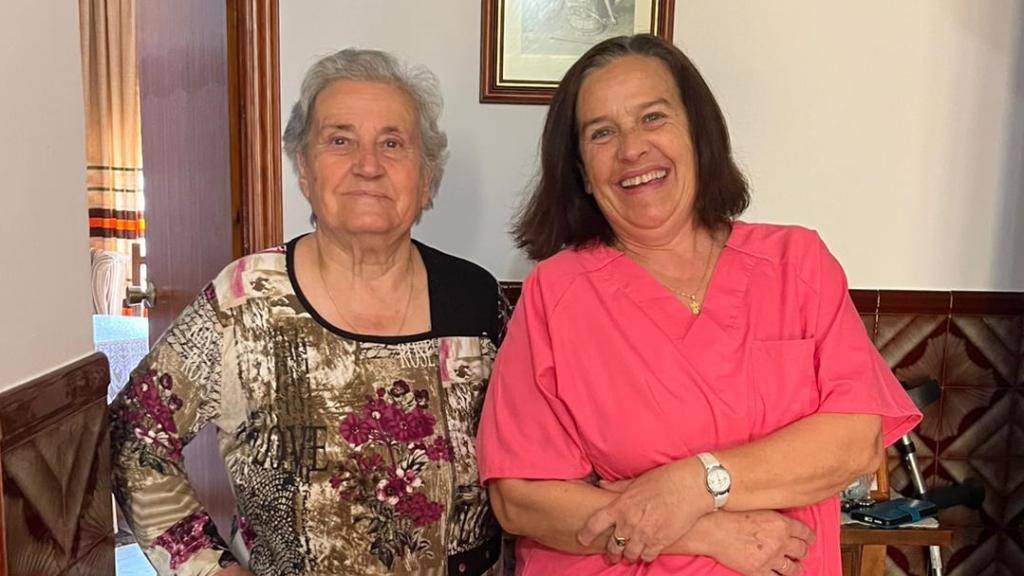 Ana María con una de sus usuarias.