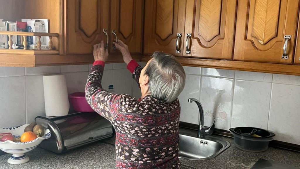 Mari en su cocina ayudándose del tacto para localizar la estantería donde guarda los vasos.