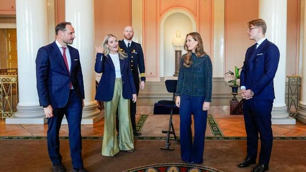 Sverre Magnus con su padre Haakon y su madre Mette-Marit, con una bombona de oxígeno.